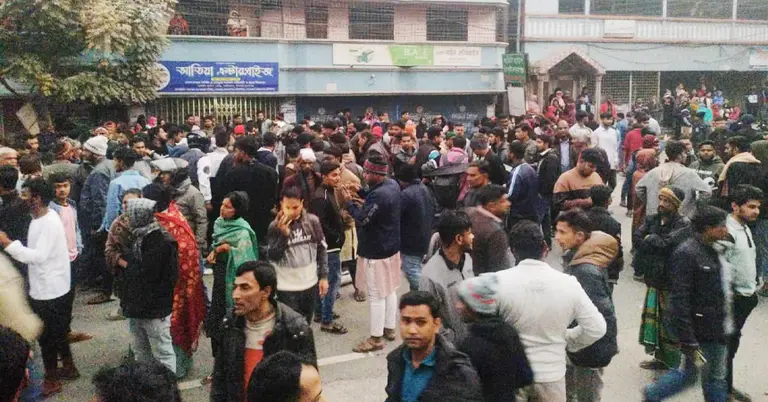 সড়ক দুর্ঘটনার পর বিক্ষুব্ধ এলাকাবাসীর অবস্থান